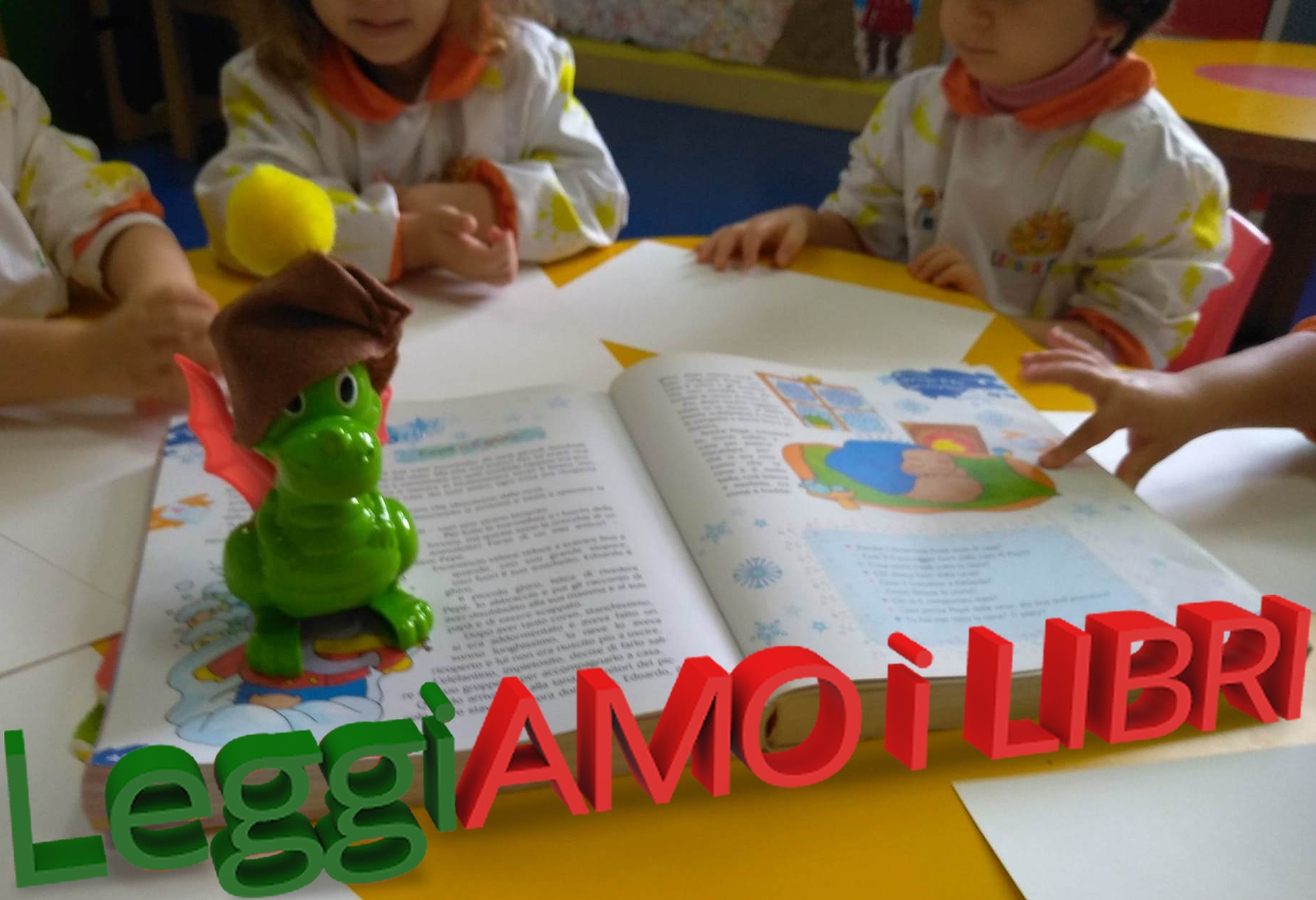 Bambini ascoltano le storie narrate a scuola