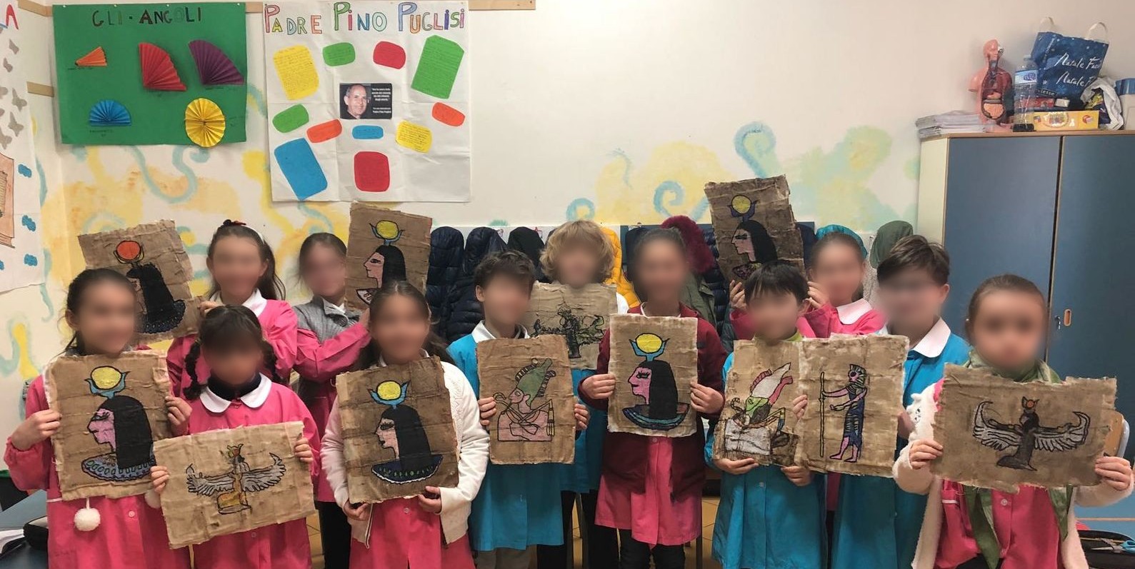 Foto della quarta primaria Leader Baby ritraente i bambini e i papiri da loro realizzati.